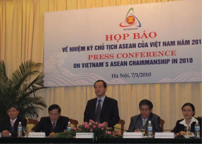 Thứ trưởng Bộ Ngoại giao, Tổng Thư ký thường trực Ủy ban quốc gia ASEAN 2010 Đào Việt Trung (giữa) tại cuộc họp báo chiều 7/1.